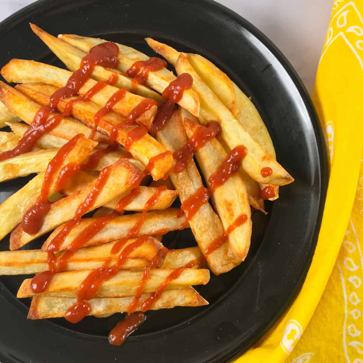 patatas fritas congeladas en airfryer con ketchup