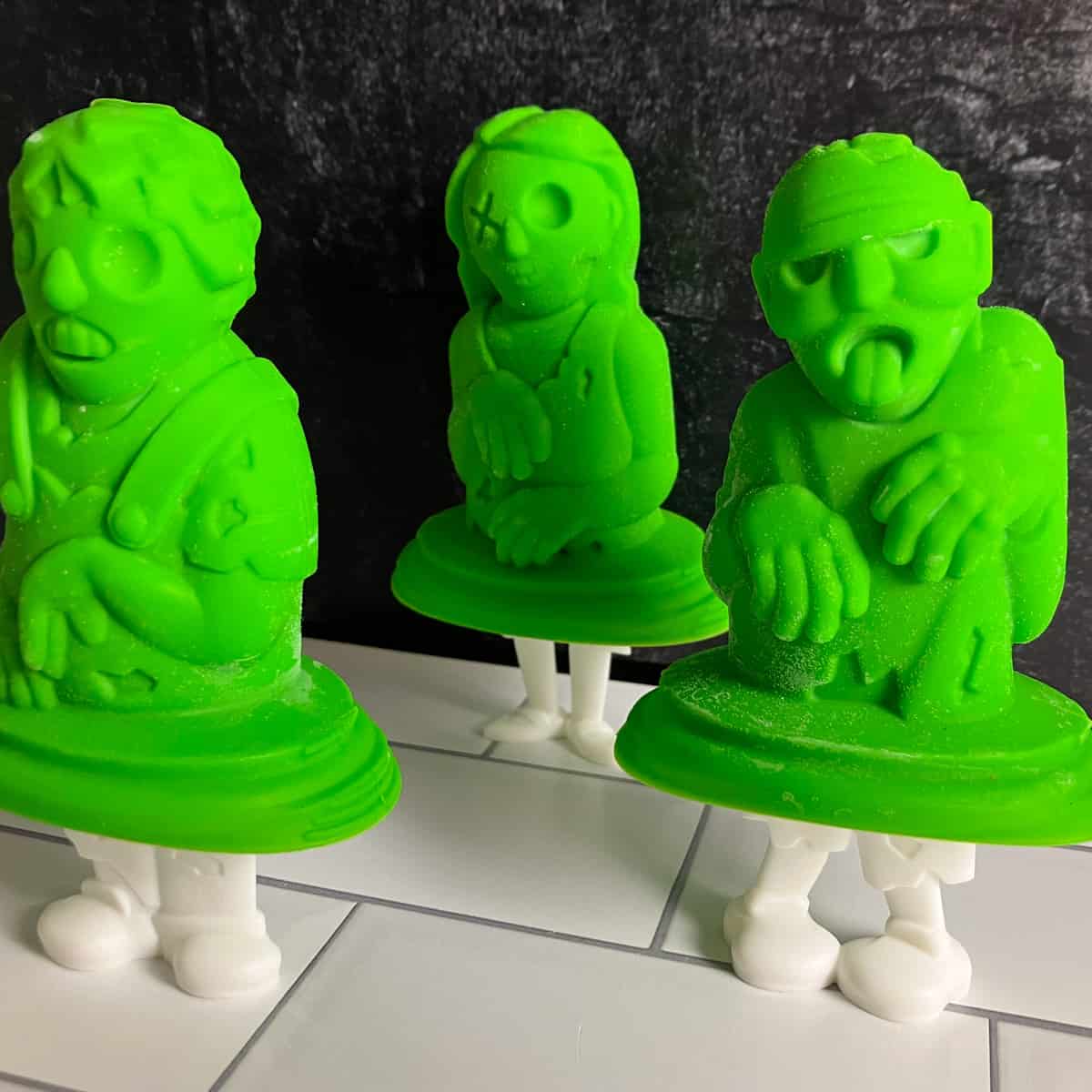 Tovolo Zombie Popsicle Molds (Set of 4) - Mess-Free Silicone Ice Pops with  Reusable Sticks for Freezer Snacks / Dishwasher-Safe & BPA-Free,Green/White